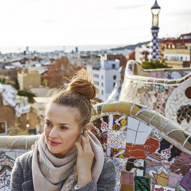Barcelona dinleme audioguide bankta otururken kadında