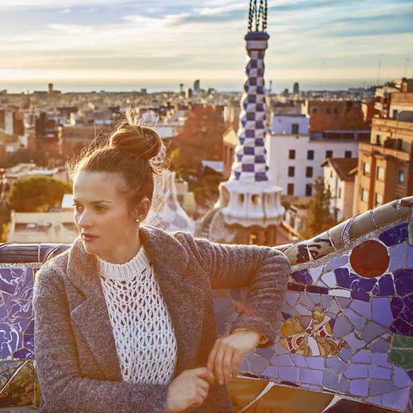 Mulher turística elegante em Barcelona, Espanha olhando para o lado — Fotografia de Stock