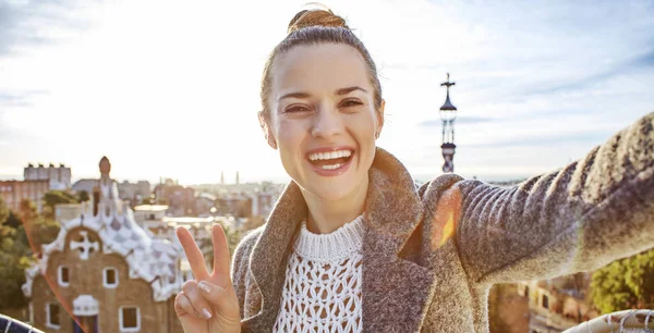 Mujer turista de moda feliz en Barcelona, España tomando selfie — Foto de Stock