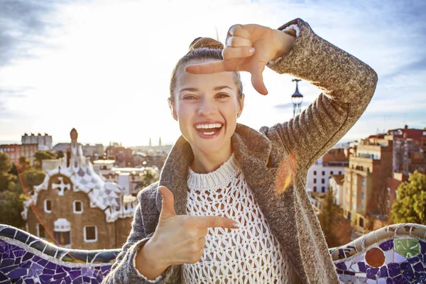 Lachende vrouw van de reiziger in Barcelona, Spanje-framing met handen — Stockfoto
