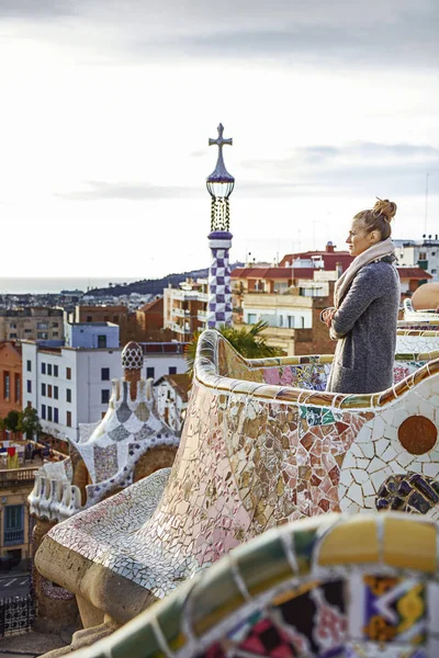 Turista en el Parque Guell de Barcelona mirando a la distancia — Foto de Stock