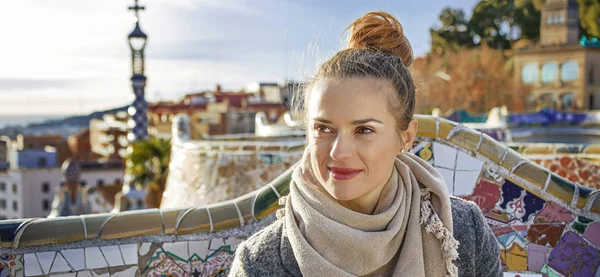 Feliz y elegante turista en Barcelona, España mirando a un lado —  Fotos de Stock