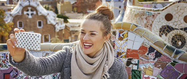 Gezgin kadına Guell Park alma selfie ile hareket eden telefon — Stok fotoğraf