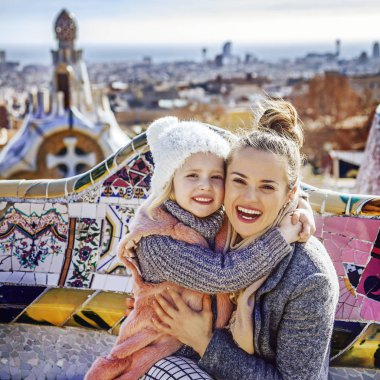 bir bankta otururken sarılma anne ve çocuk gezginler