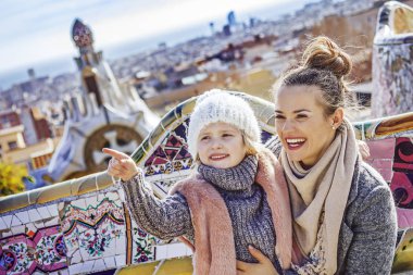 Barcelona bir şeye işaret içinde anne ve çocuk gezginler