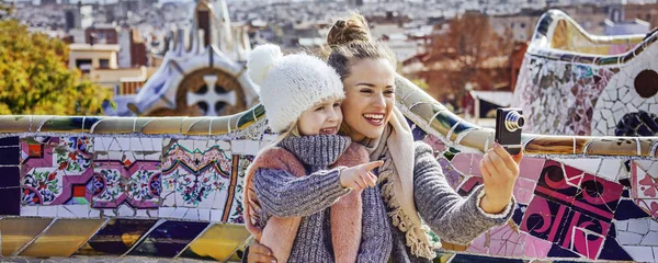 Anne ve çocuk dijital kamera çekimi fotoğraf Guell Park ile