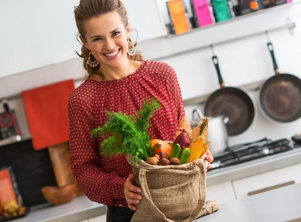 Gelukkig Jonge Huisvrouw Met Lokale Markt Aankopen Keuken — Stockfoto