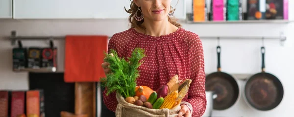 Gros plan sur la jeune femme au foyer avec des achats sur le marché local en cuisine — Photo