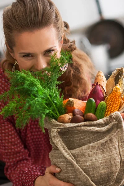 Glad ung hemmafru gömmer sig bakom färsk dill från lokala marknaden — Stockfoto