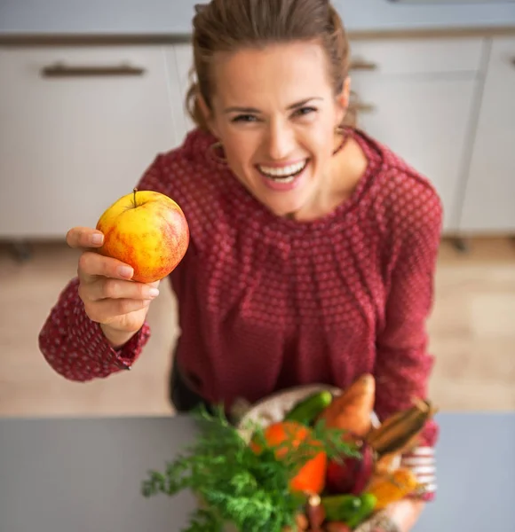 Close-up op jonge huisvrouw weergegeven: verse apple van lokale markt — Stockfoto