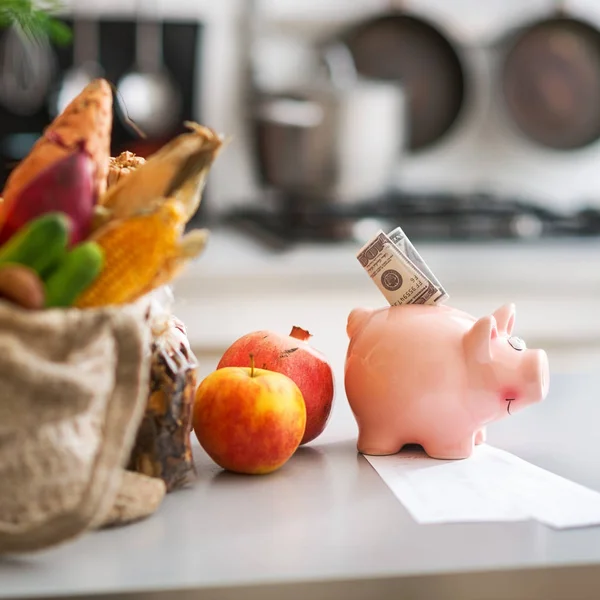 Primer plano del dinero en alcancía y compras en el mercado local o — Foto de Stock