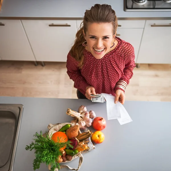 Feliz ama de casa joven con dinero y cheques de compras de comestibles a popa —  Fotos de Stock