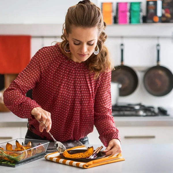 Modern mutfak kabak hizmet veren zarif kadın