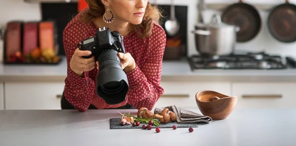 Close-up op doordachte vrouwelijke voedsel fotograaf — Stockfoto