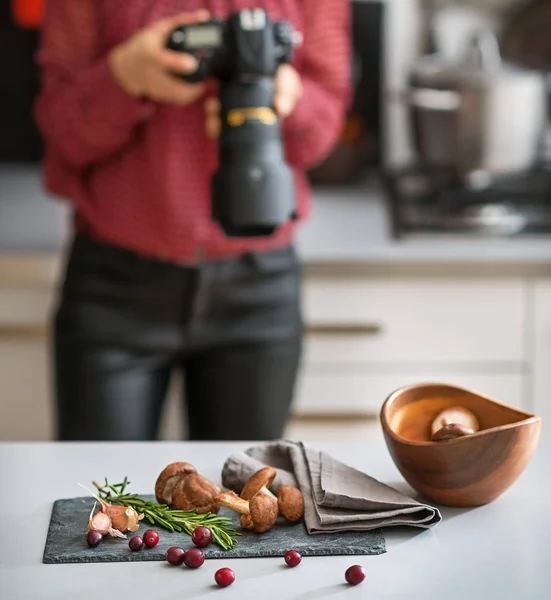 Close-up op paddestoelen lingonberries en rosmarinus op tafel en f — Stockfoto