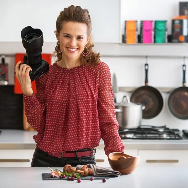 Potret fotografer makanan wanita tersenyum di dapur — Stok Foto