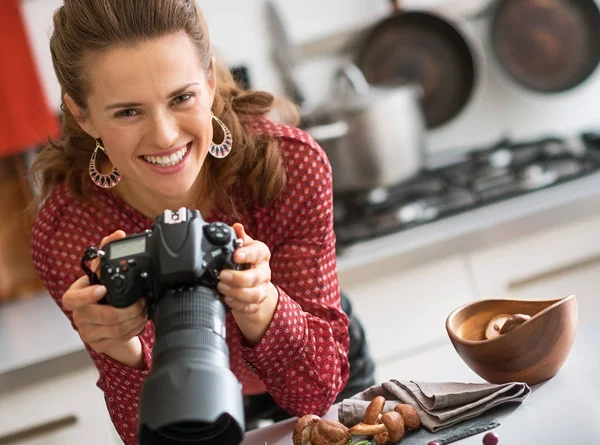 Fotógrafa de comida femenina feliz comprobando fotos en ca —  Fotos de Stock