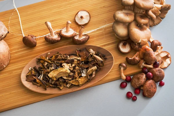 Closeup on mushrooms on cutting board — Stock Photo, Image