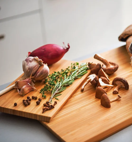 Close-up op pot van ingemaakte paddenstoel op snijplank — Stockfoto