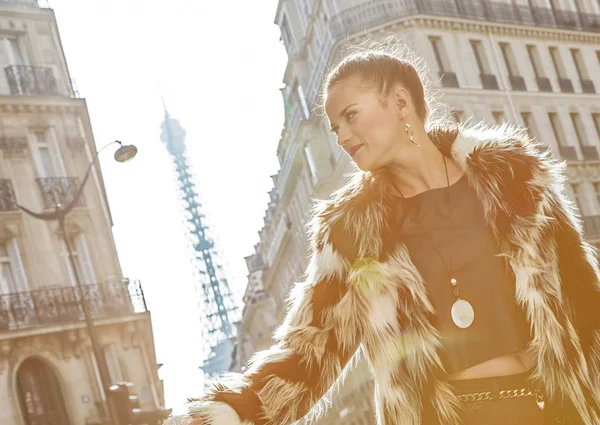 mesafe içine bakarak modern kadın kürk ceket Paris, Fransa