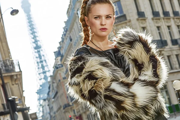 Paris, Fransa mesafe içine bakarak modern moda sökücü