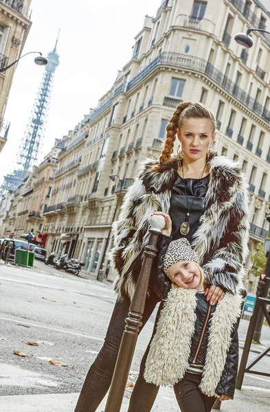 パリ、フランスでトレンディな母と娘の笑顔 — ストック写真