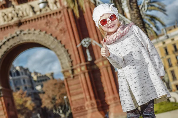 Felice bambino moderno a Barcellona, Spagna mostrando pollici in su — Foto Stock