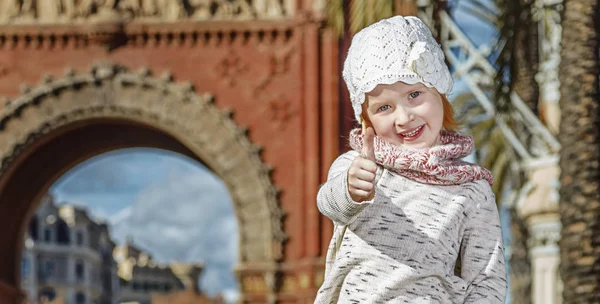 Szczęśliwe dziecko nowoczesne w Barcelonie Wyświetlono kciuk w — Zdjęcie stockowe