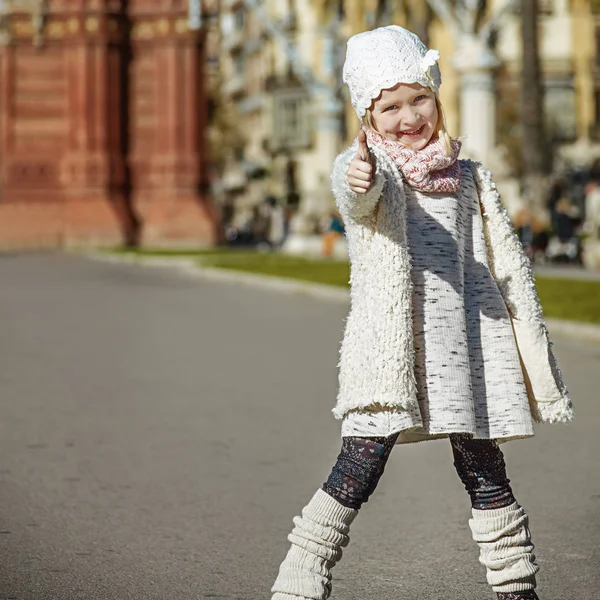 Menina da moda feliz em Barcelona, Espanha mostrando polegares para cima — Fotografia de Stock