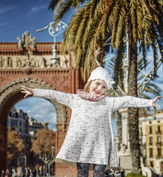 Gelukkig trendy meisje in Barcelona, Spanje-vreugde — Stockfoto