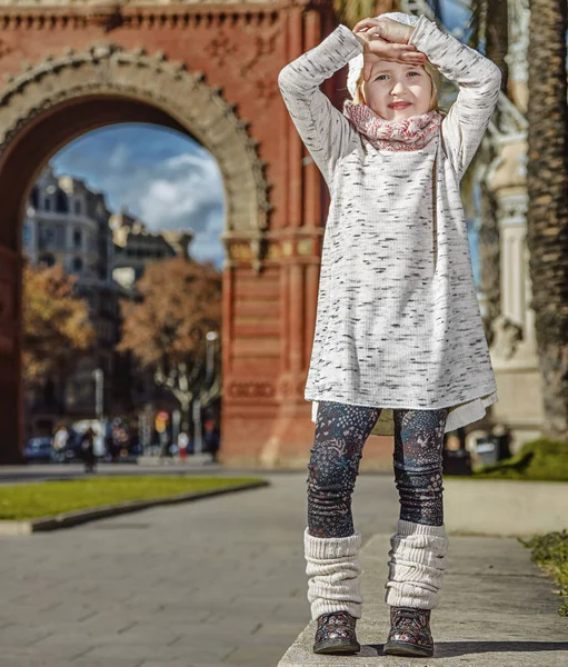 Bambino di tendenza sorridente a Barcellona, Spagna in piedi — Foto Stock