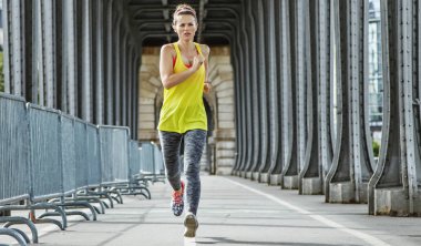 aktif kadın Paris Pont de Bir-Hakeim köprüde koşu
