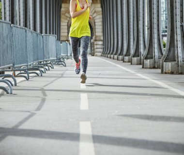 aktif kadın Paris Pont de Bir-Hakeim köprüde koşu