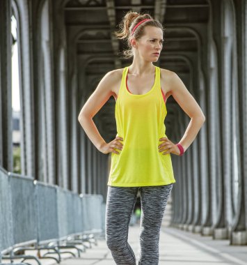 Paris Pont de Bir-Hakeim köprüde duran aktif kadın