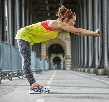 aktif kadın Paris Pont de Bir-Hakeim köprüde germe