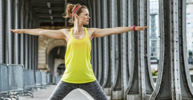 Paris Pont de Bir-Hakeim köprüde germe kadın koşucu