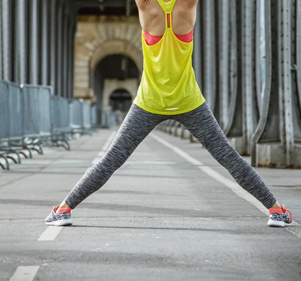 Healthy woman stretching on Pont de Bir-Hakeim bridge in Paris — Stock Photo, Image