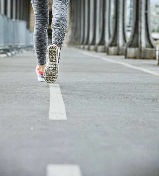 Zbliżenie na jogger kobieta uruchomiona na most Pont de Bir-Hakeim — Zdjęcie stockowe