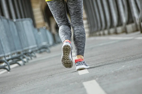Zbliżenie na zdrowa kobieta jogging na most Pont de Bir-Hakeim — Zdjęcie stockowe
