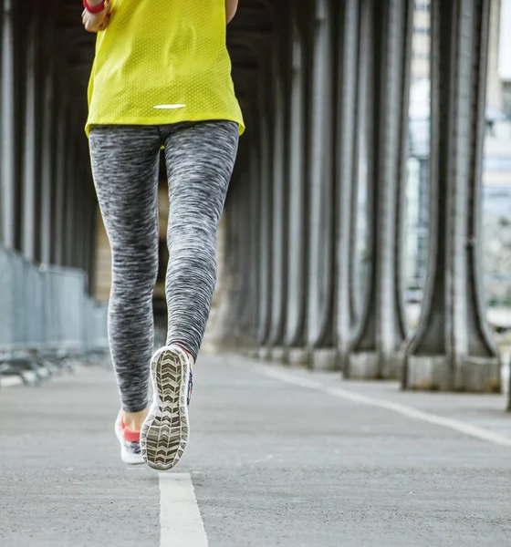 Zbliżenie na jogger kobieta uruchomiona na most Pont de Bir-Hakeim — Zdjęcie stockowe