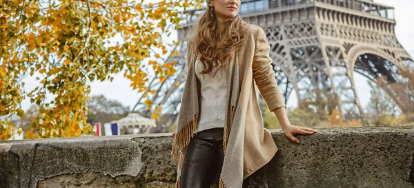 Toeristische vrouw op zoek naar afstand aan kade in Parijs — Stockfoto