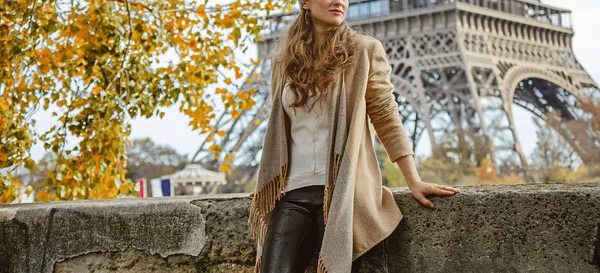 Turista mirando a la distancia en el terraplén en París — Foto de Stock