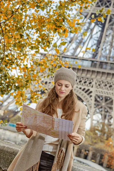 Mulher turística em aterro perto da torre Eiffel olhando para o mapa — Fotografia de Stock