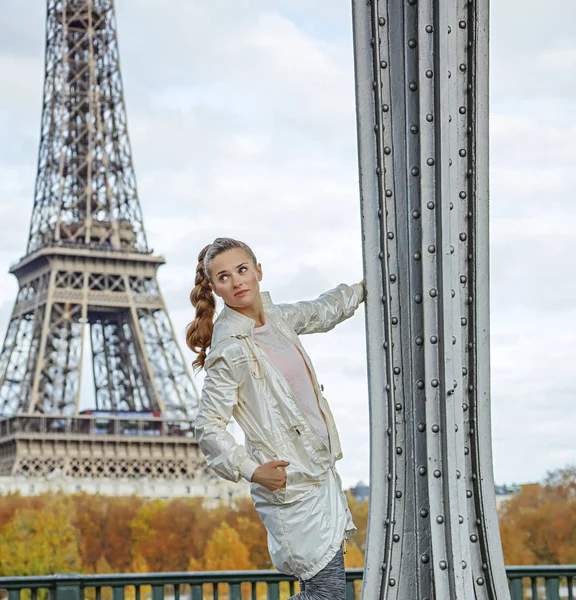Egészséges nő ellen, a párizsi Eiffel-torony, nézett félre — Stock Fotó