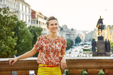 Prag, Çek Cumhuriyeti için mesafe bakarak turist kadın