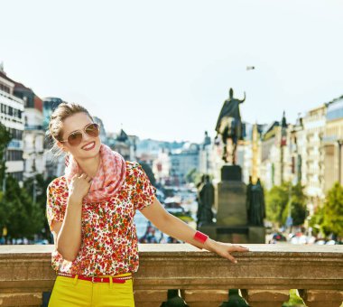 Vaclavske namesti Prag Çek Cumhuriyeti'nde mutlu kadın