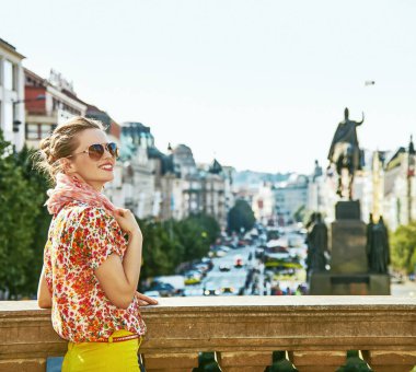 Vaclavske namesti Prag gezi sahip turist kadına