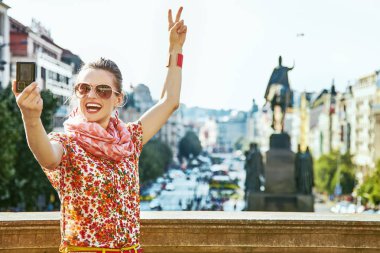 turist kadın ile selfie Prag alarak dijital fotoğraf makinesi