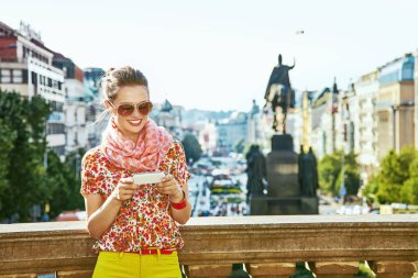Vaclavske namesti Prag'da Gezgin kadına SMS yazma