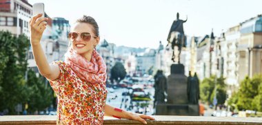 Prag'daki cep telefonu ile selfie alarak mutlu kadın
